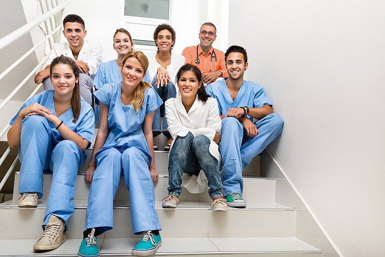 Vorsemester Medizin - Mediziner sitzen auf Treppe